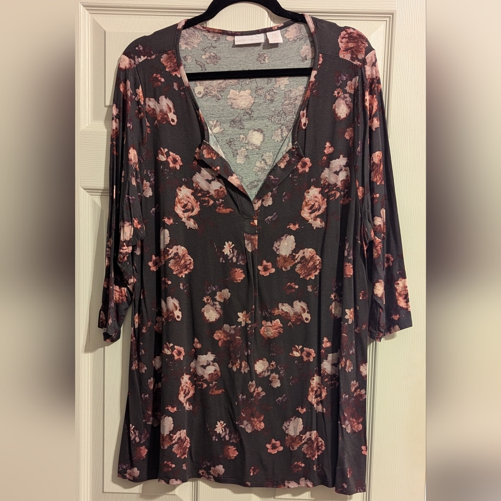 Women Top Size 2x V-Neck and 3/4 Sleeves